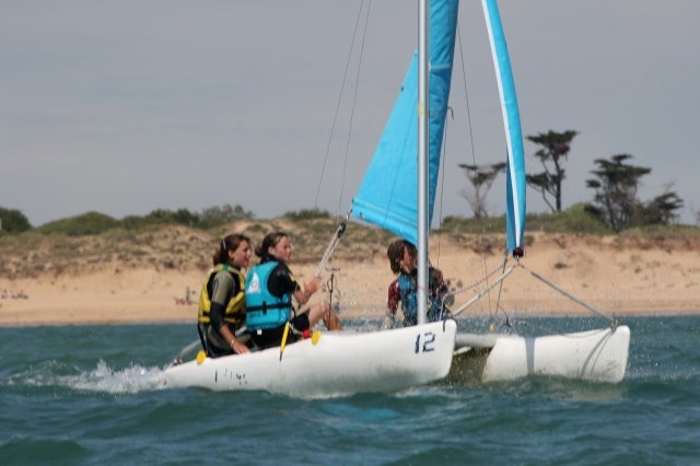  Catamarán sobre las olas.JPG 